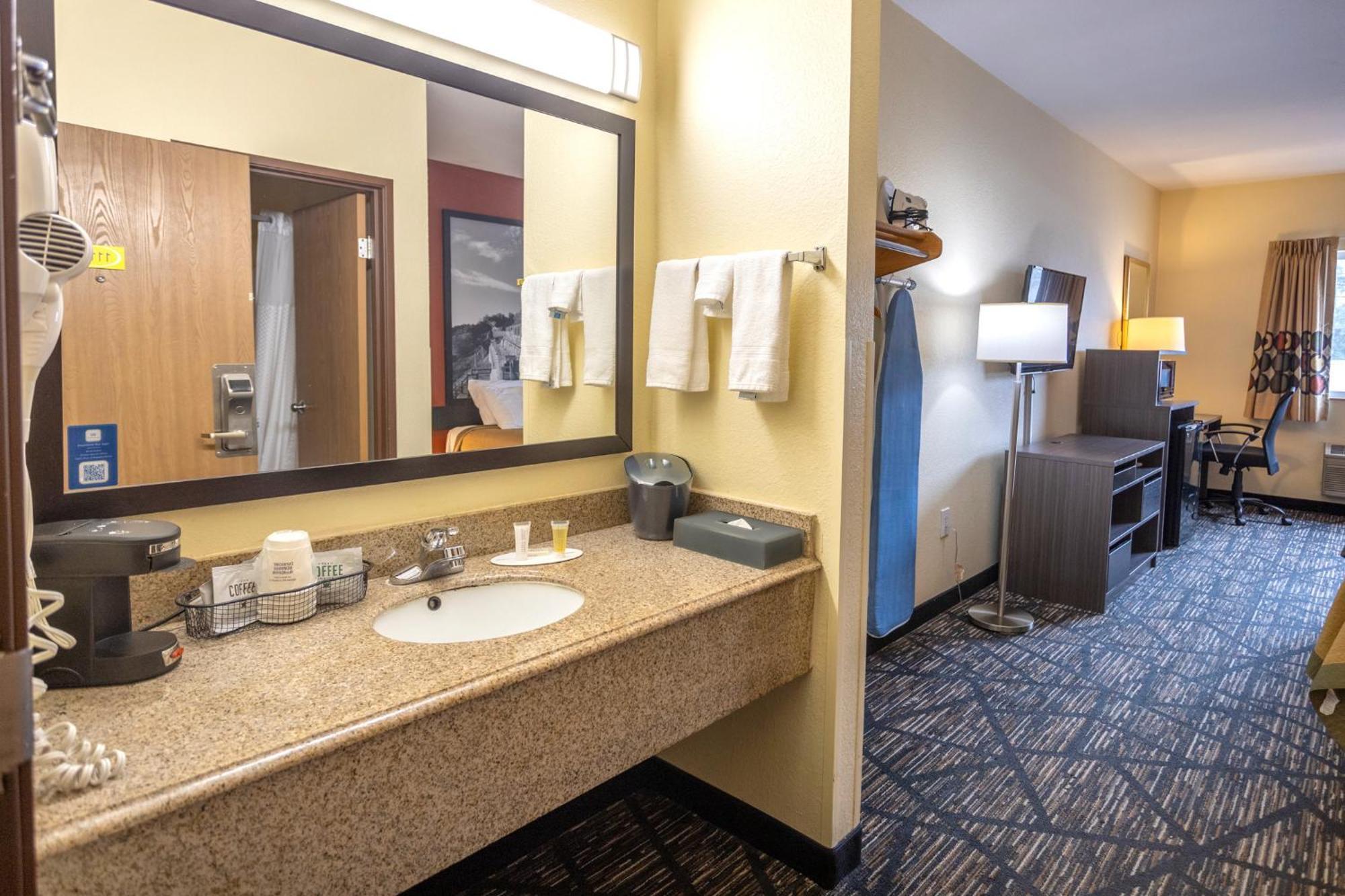 Motel Super 8 By Wyndham Big Rapids Exterior foto