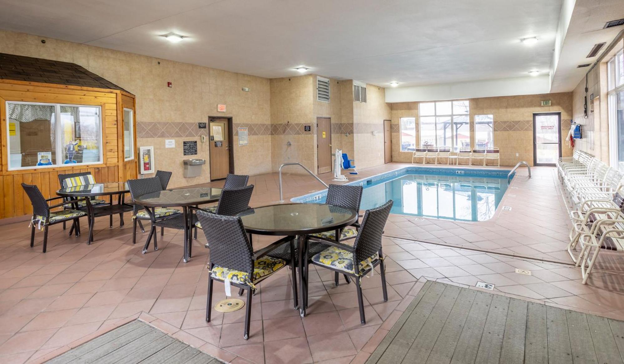 Motel Super 8 By Wyndham Big Rapids Exterior foto